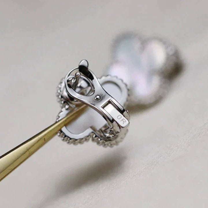 [Shinejoy]クローバー ミディアム 1モチーフ ホワイト モップ イヤリング シルバー