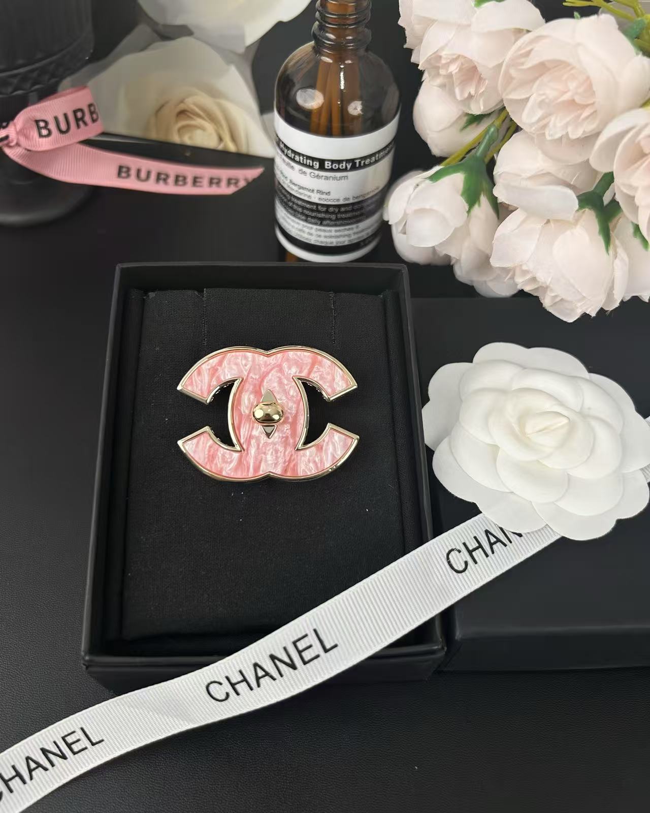 Broche classique en résine rose [Shinejoy] 5 cm