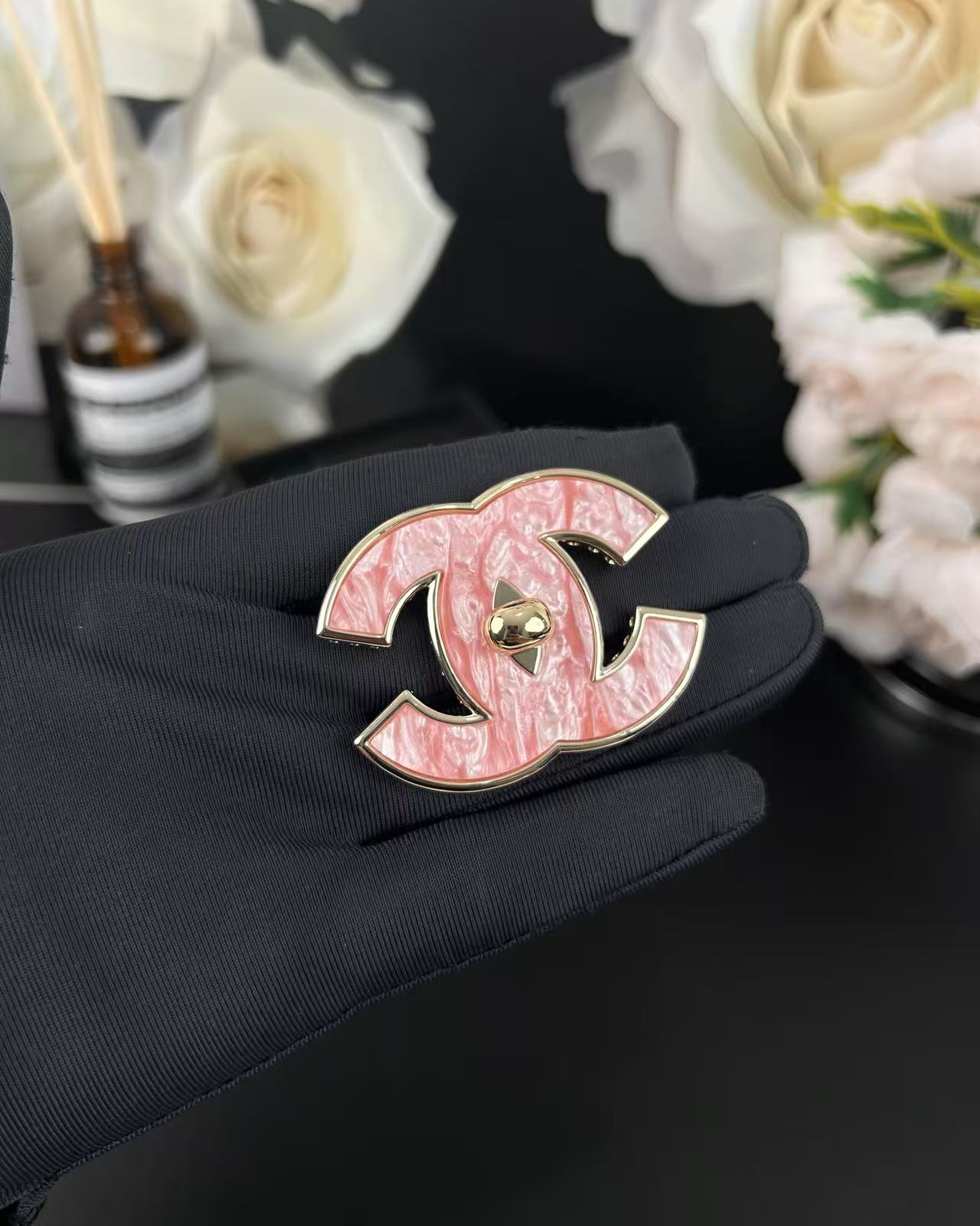 Broche classique en résine rose [Shinejoy] 5 cm