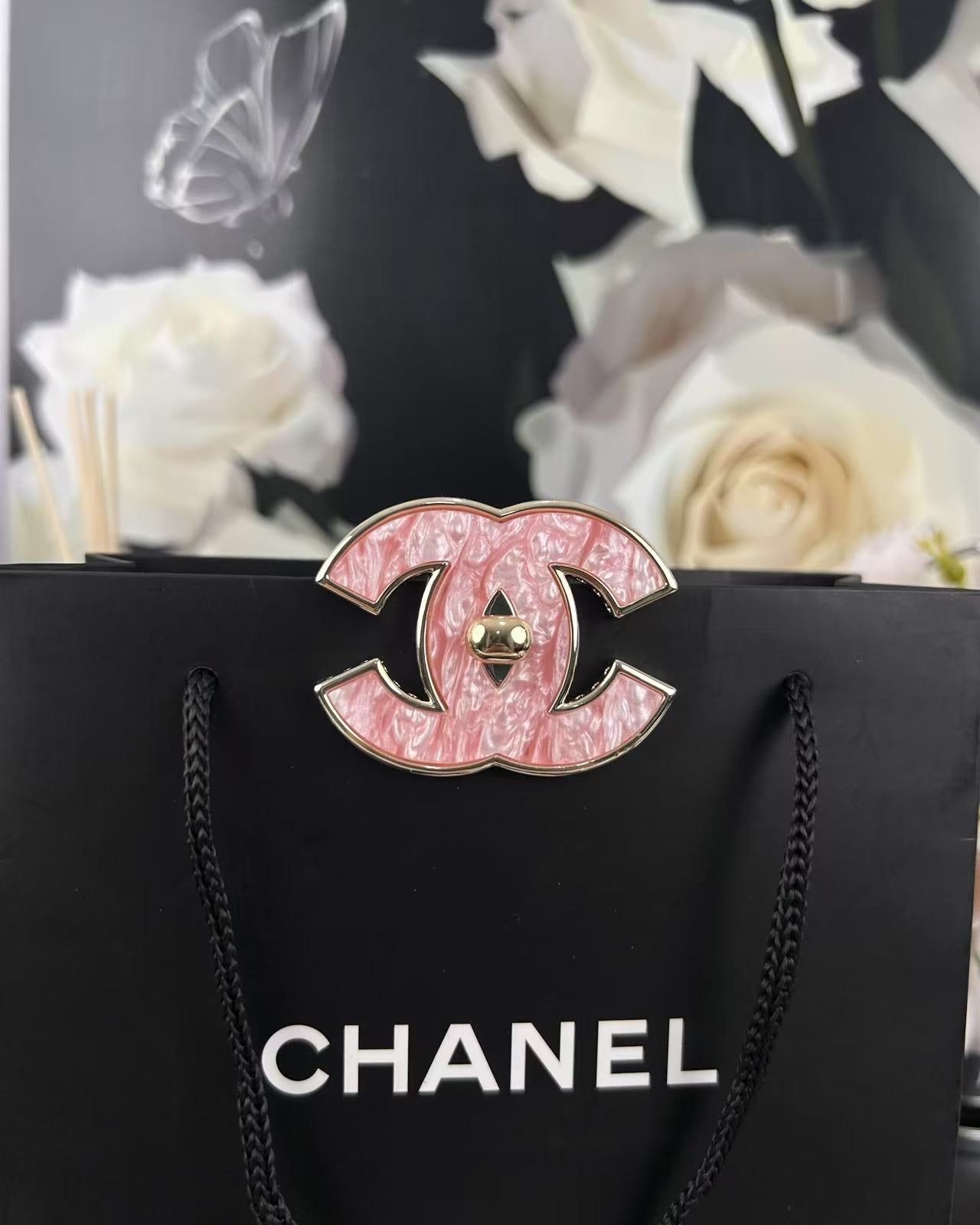 Broche classique en résine rose [Shinejoy] 5 cm