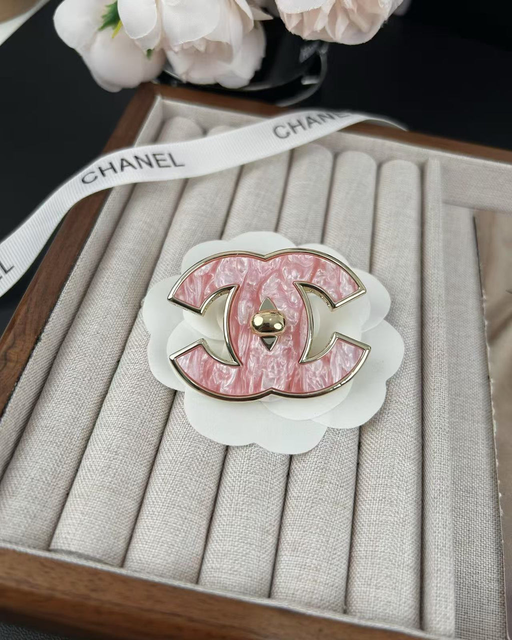 Broche classique en résine rose [Shinejoy] 5 cm