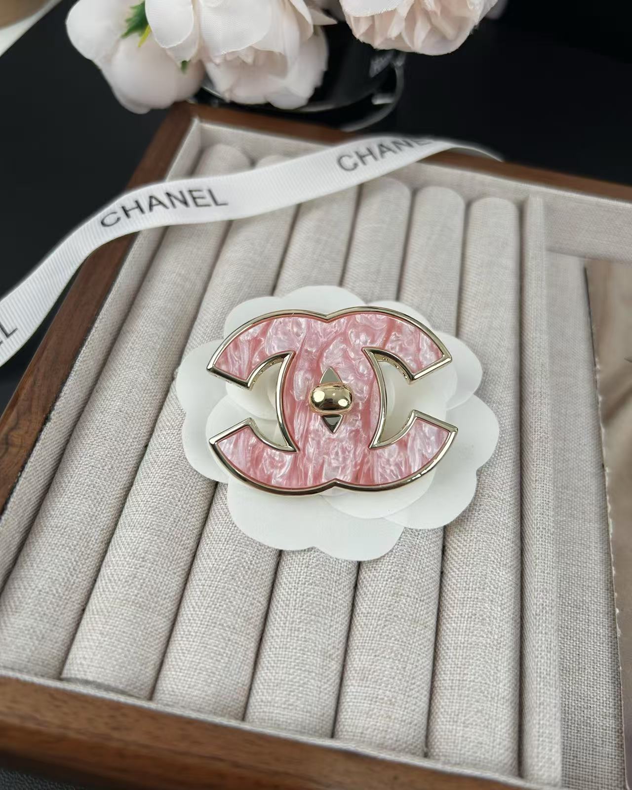 Broche classique en résine rose [Shinejoy] 5 cm
