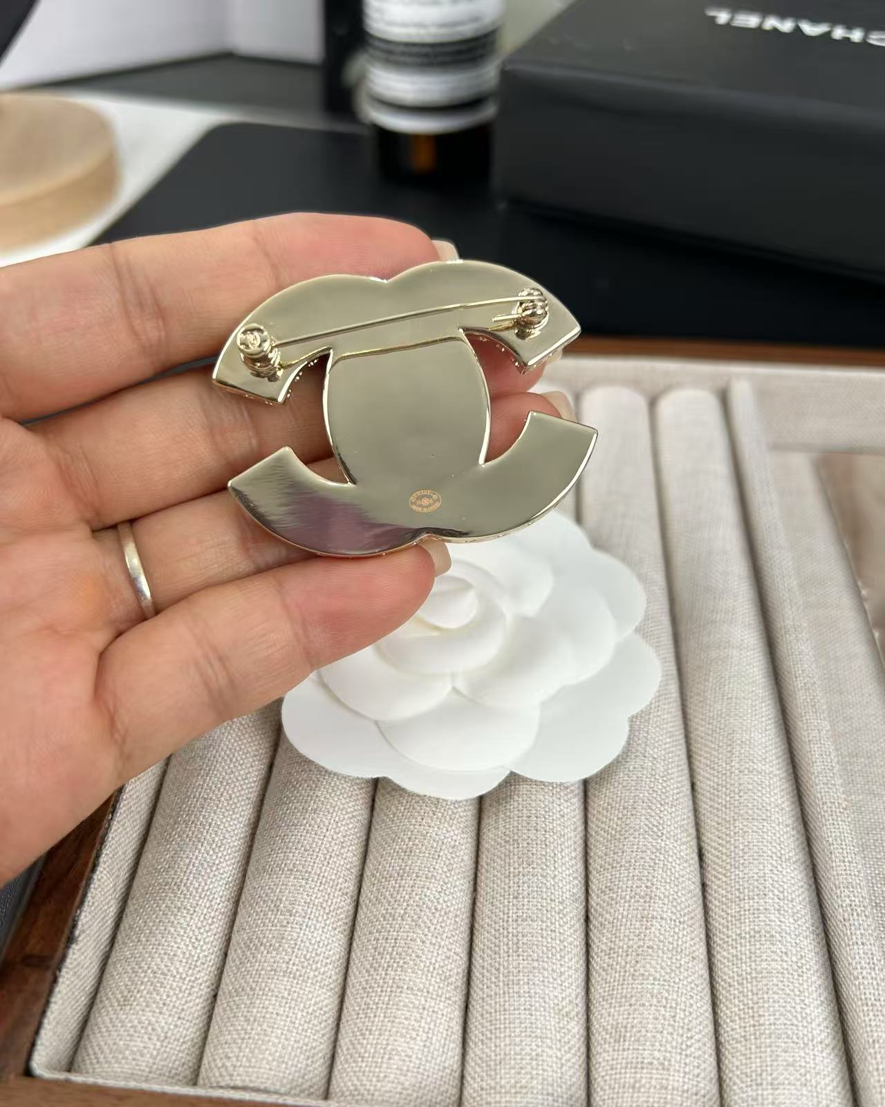 Broche classique en résine rose [Shinejoy] 5 cm