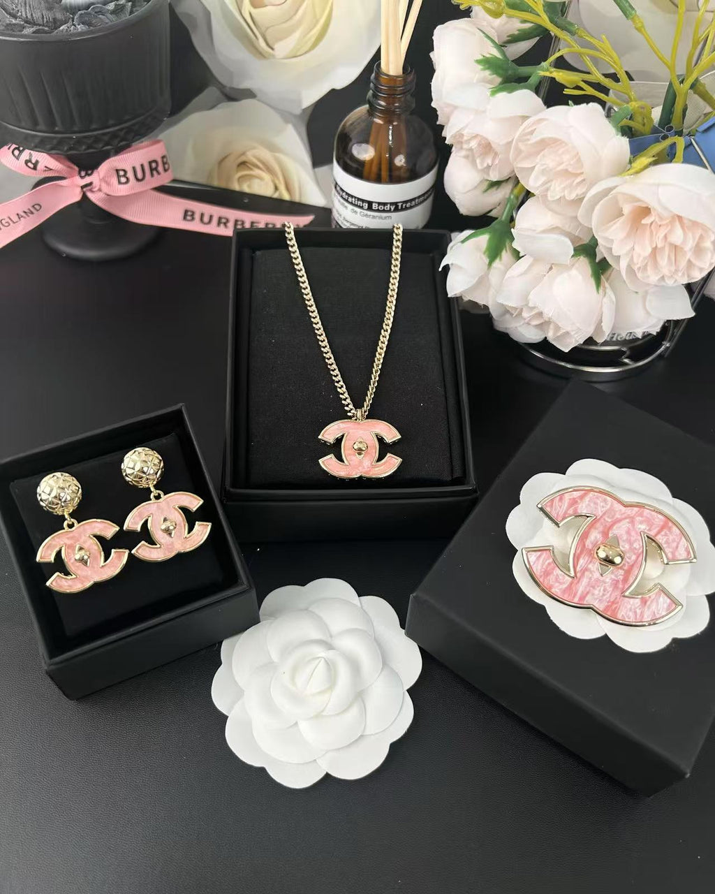 Broche classique en résine rose [Shinejoy] 5 cm