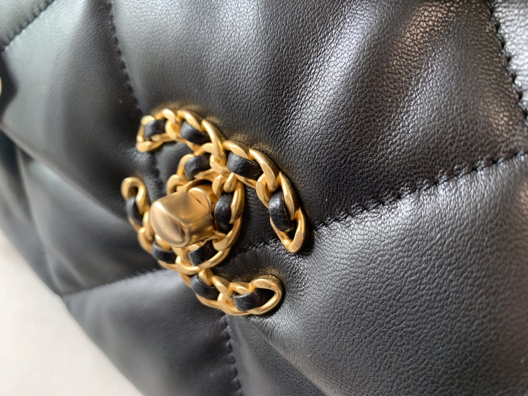 19 SAC À RABAT 30 EN CUIR DE CHÈVRE NOIR AVEC FERMETURE DORÉE 