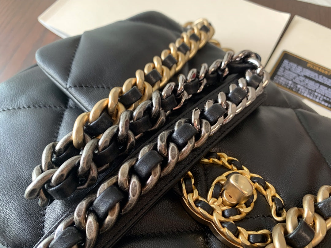 19 SAC À RABAT 30 EN CUIR DE CHÈVRE NOIR AVEC FERMETURE DORÉE 