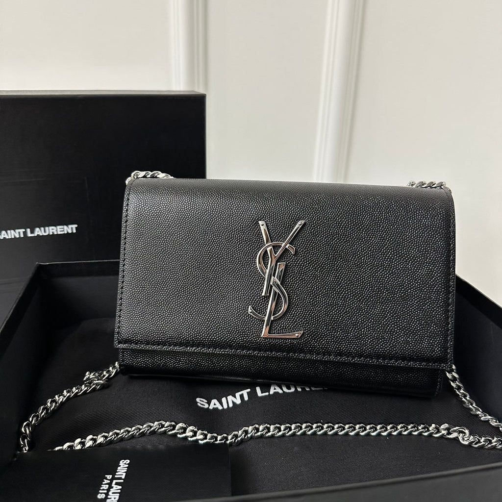 Sac KATE 20 en cuir de veau noir avec logo argenté, taille S