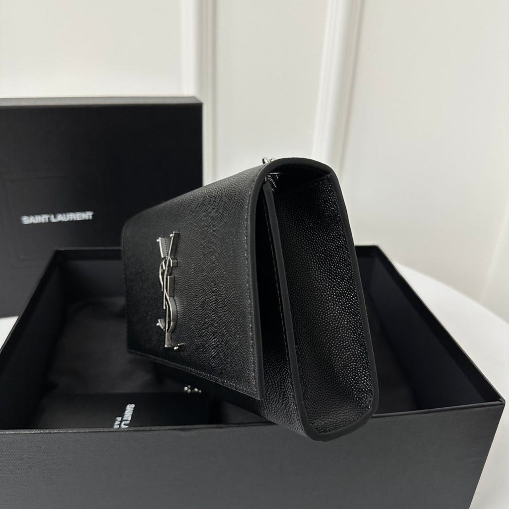 Sac KATE 20 en cuir de veau noir avec logo argenté, taille S