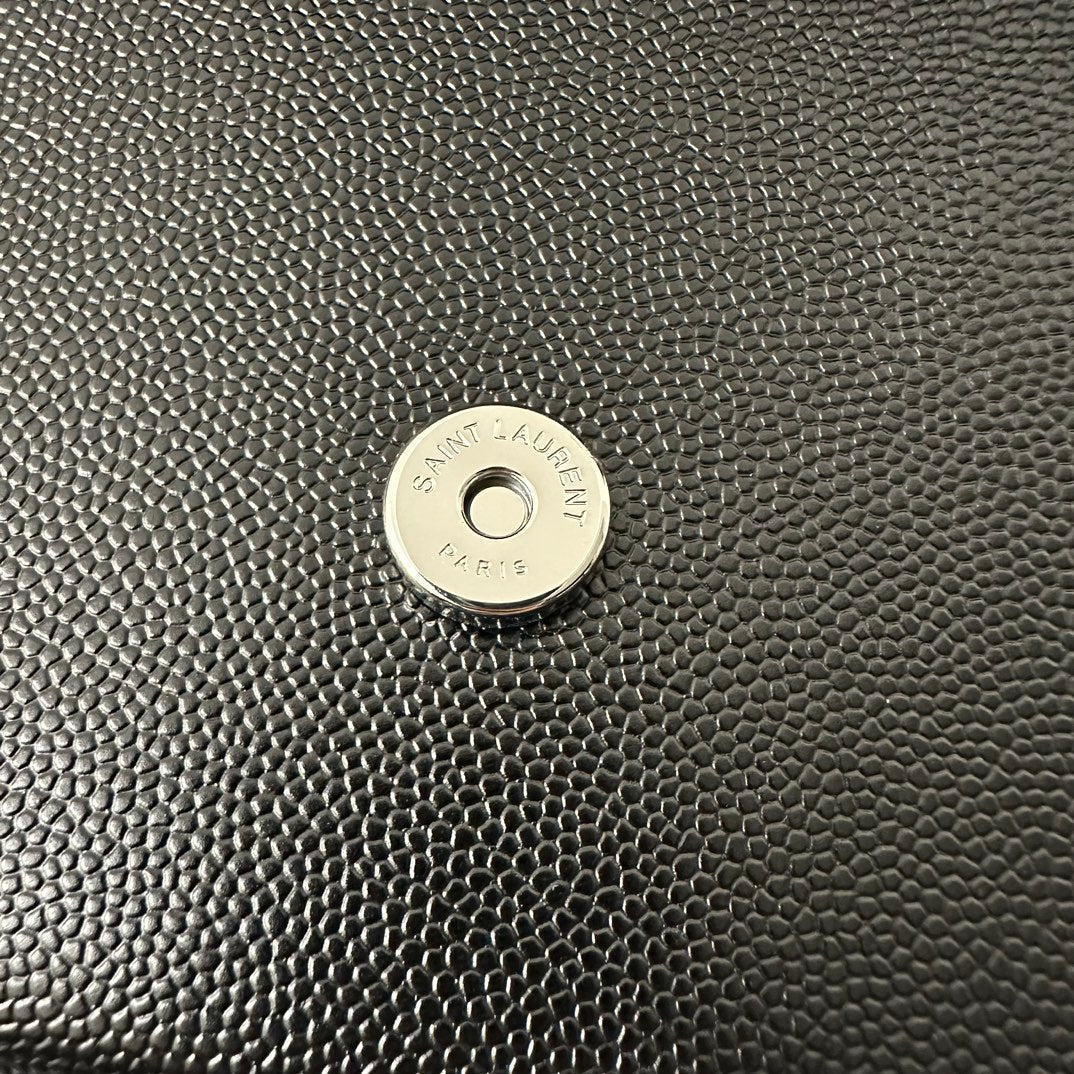 Sac KATE 20 en cuir de veau noir avec logo argenté, taille S