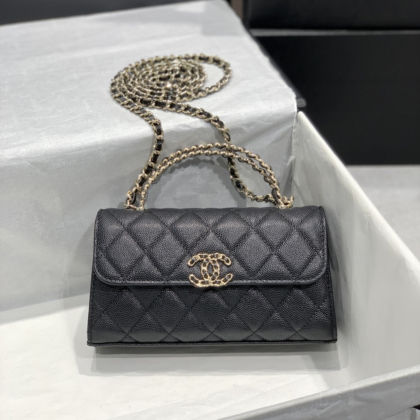 Sac à rabat 23P 19 cm Noir Caviar Fermeture dorée 