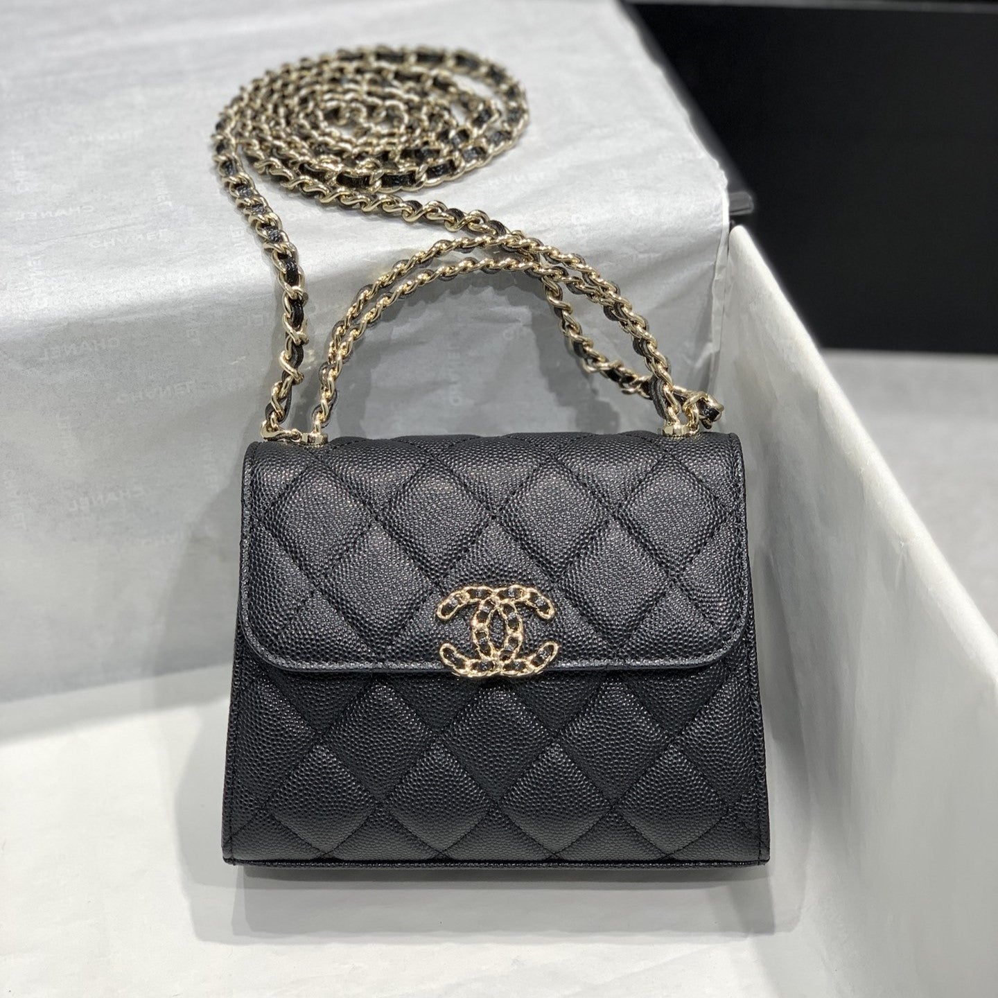 Sac à rabat 23P 15 cm Noir Caviar Fermeture dorée 