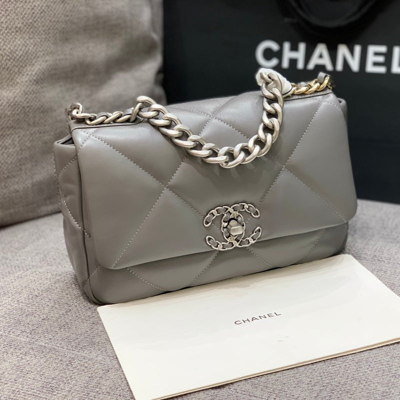 19 SAC À RABAT 26 GRIS FONCÉ EN CUIR DE CHÈVRE AVEC FERMOIRS ARGENTÉS