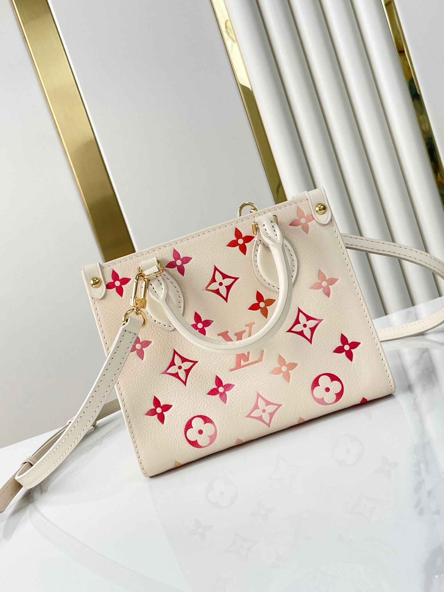 ONTHEGO BB 18 EN CUIR MONOGRAMME EMPREINTE SUNRISE AQUARELLE