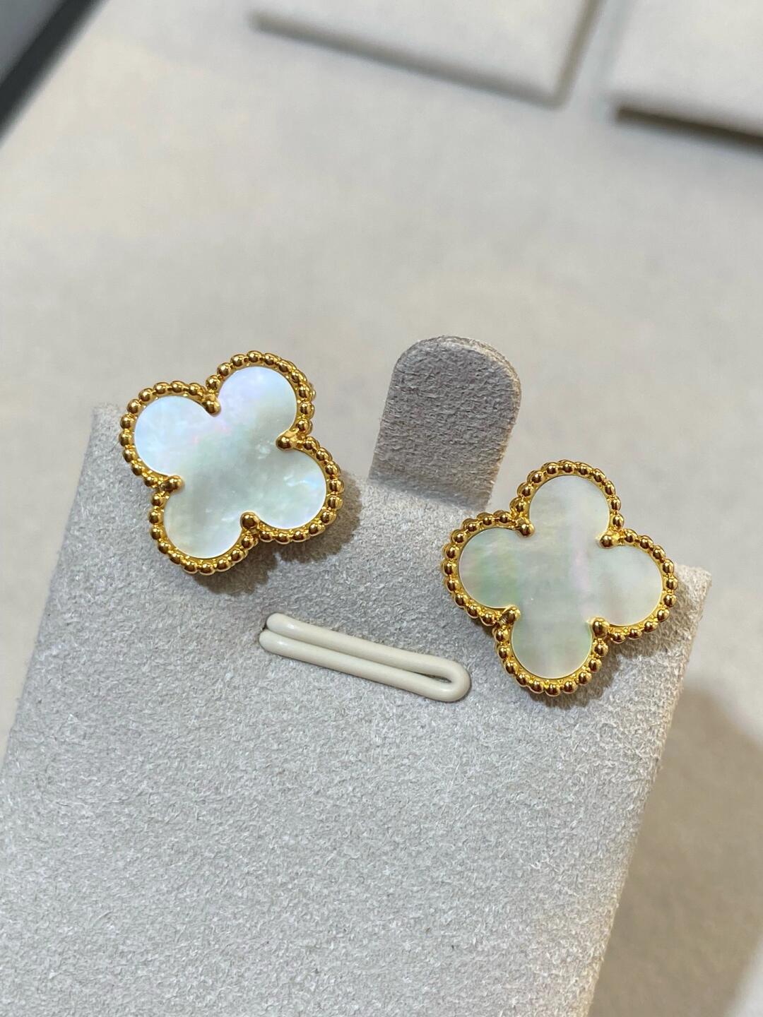 [Shinejoy] CLOVER LARGE (20mm) 1 MOTIFS WHITE MOP STUD EARRINGS