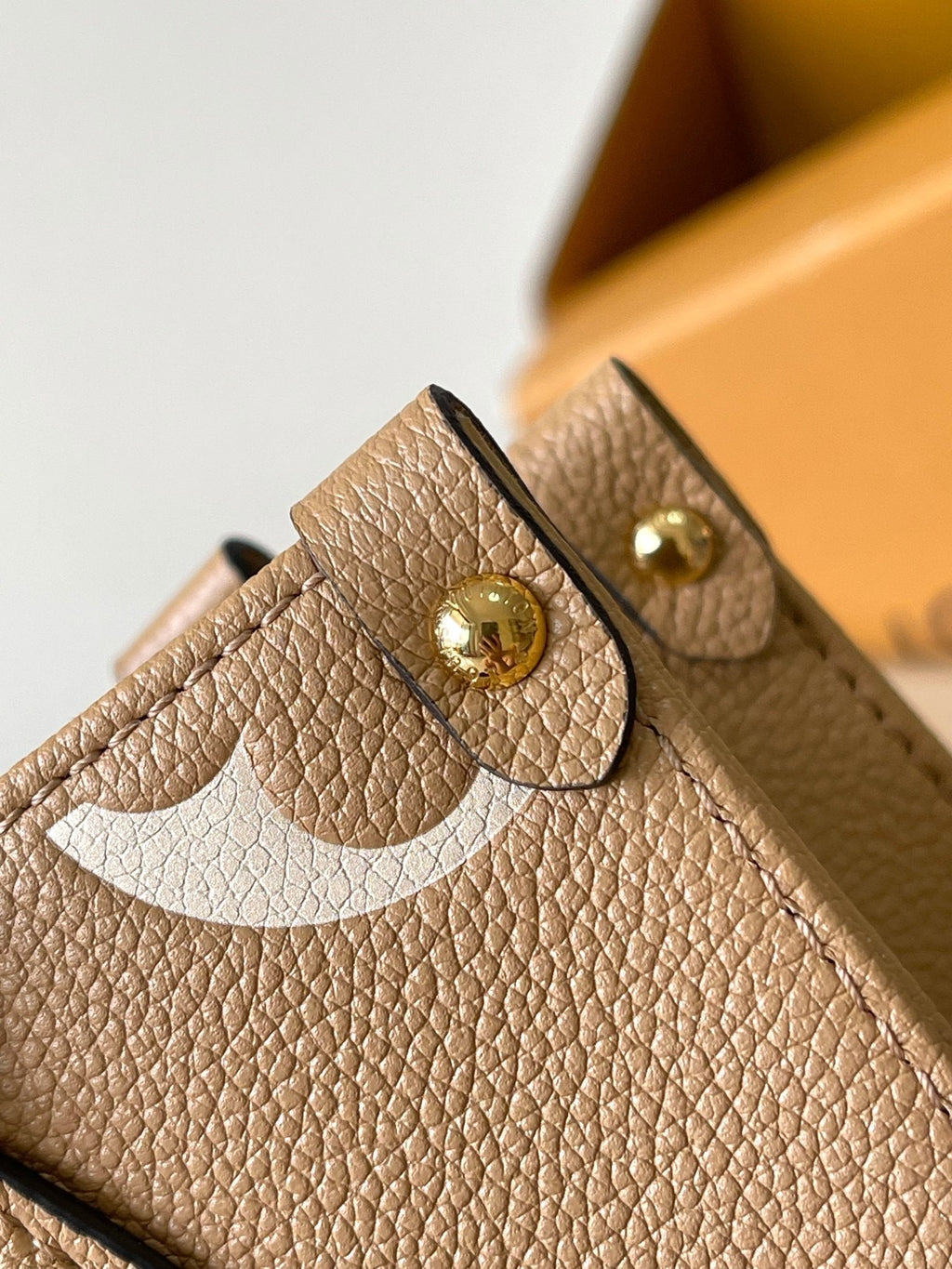 オンザゴー PM 25 ミルクティー モノグラム プリントレザー