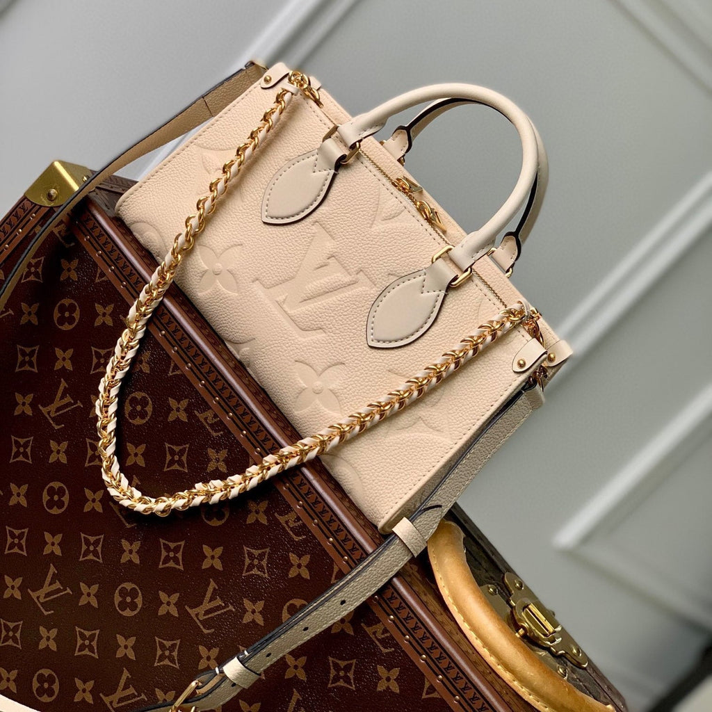 SAC ONTHEGO EST-OUEST 25 EN CUIR DE VACHE BEIGE MONOGRAMMÉ EN GAUFRAGE