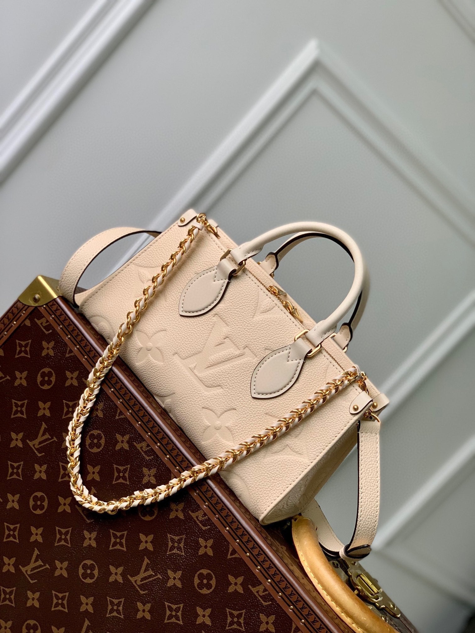 SAC ONTHEGO EST-OUEST 25 EN CUIR DE VACHE BEIGE MONOGRAMMÉ EN GAUFRAGE