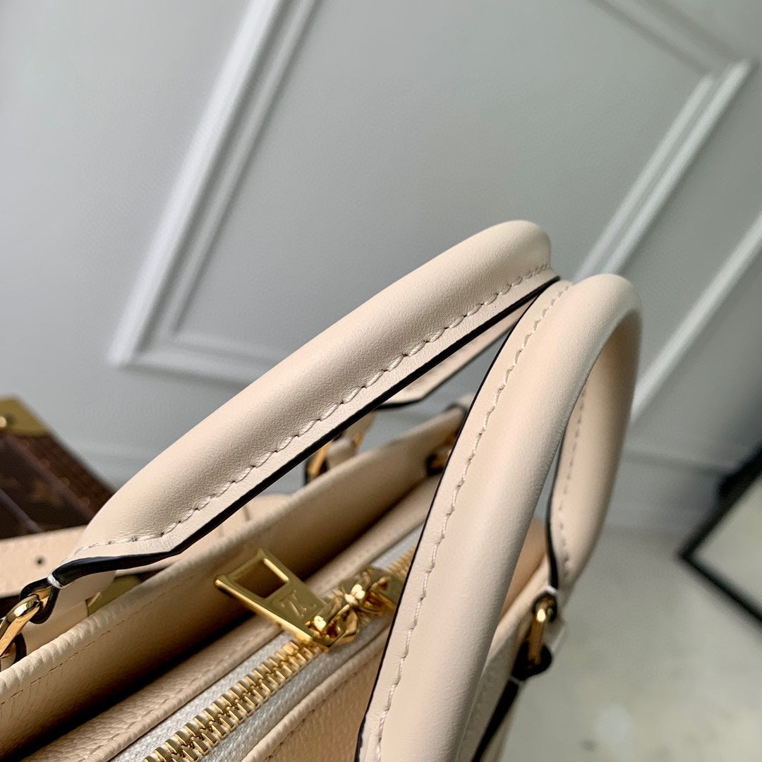 SAC ONTHEGO EST-OUEST 25 EN CUIR DE VACHE BEIGE MONOGRAMMÉ EN GAUFRAGE
