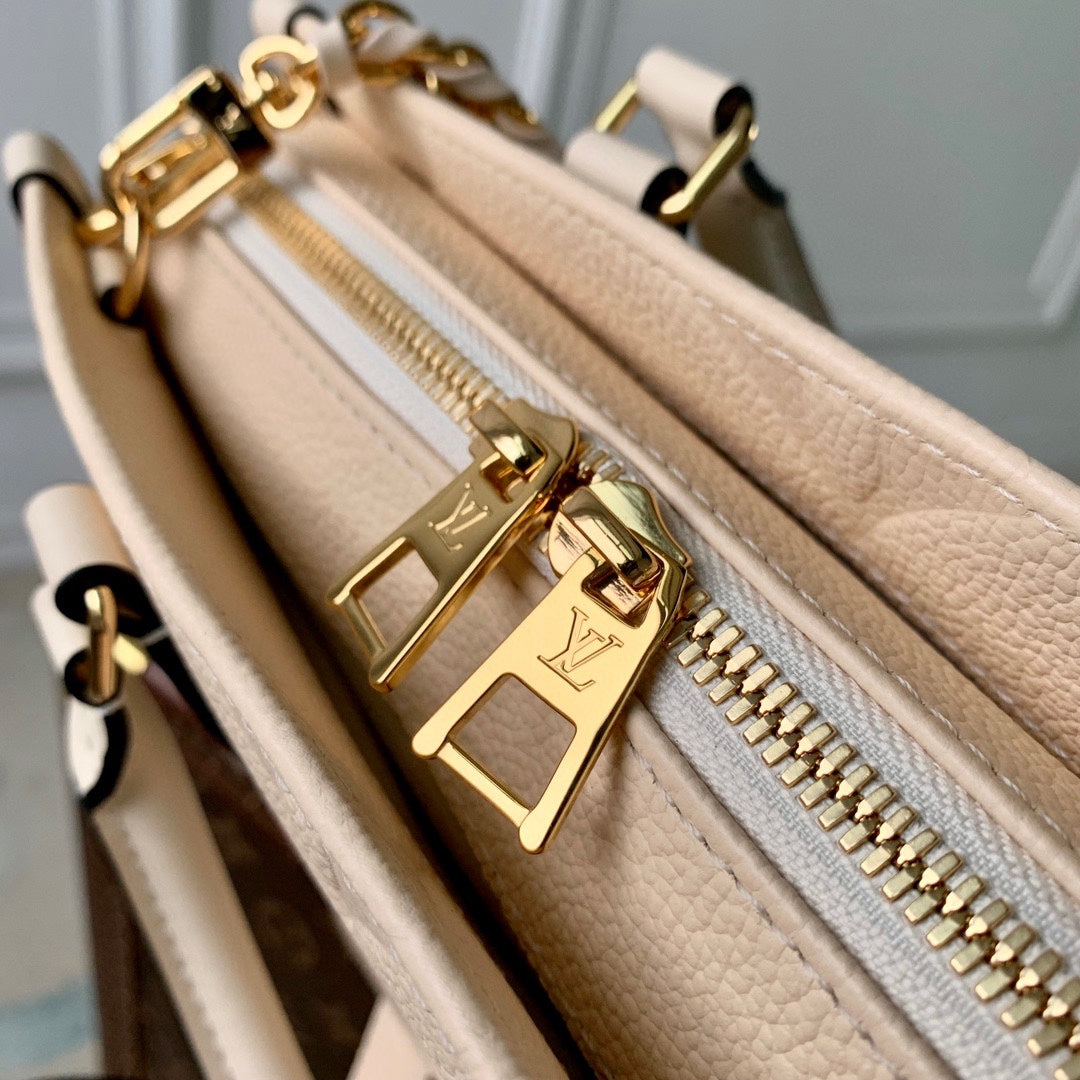 SAC ONTHEGO EST-OUEST 25 EN CUIR DE VACHE BEIGE MONOGRAMMÉ EN GAUFRAGE