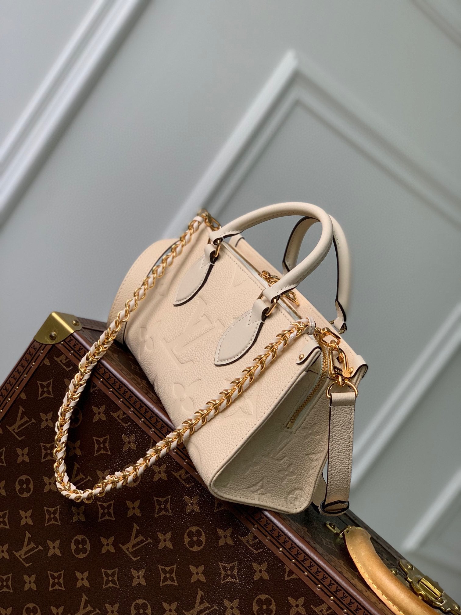 SAC ONTHEGO EST-OUEST 25 EN CUIR DE VACHE BEIGE MONOGRAMMÉ EN GAUFRAGE