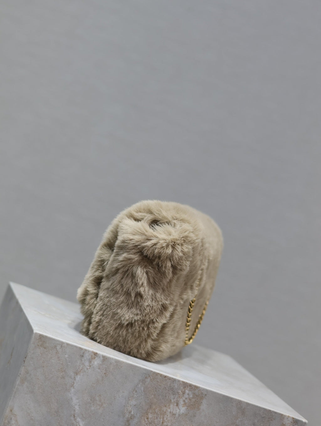 SAC KATE PETIT 22 POUCES EN FOURRURE DE LAPIN BEIGE ÉCRU ET CHAÎNE DORÉE