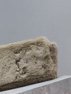 SAC KATE PETIT 22 POUCES EN FOURRURE DE LAPIN BEIGE ÉCRU ET CHAÎNE DORÉE