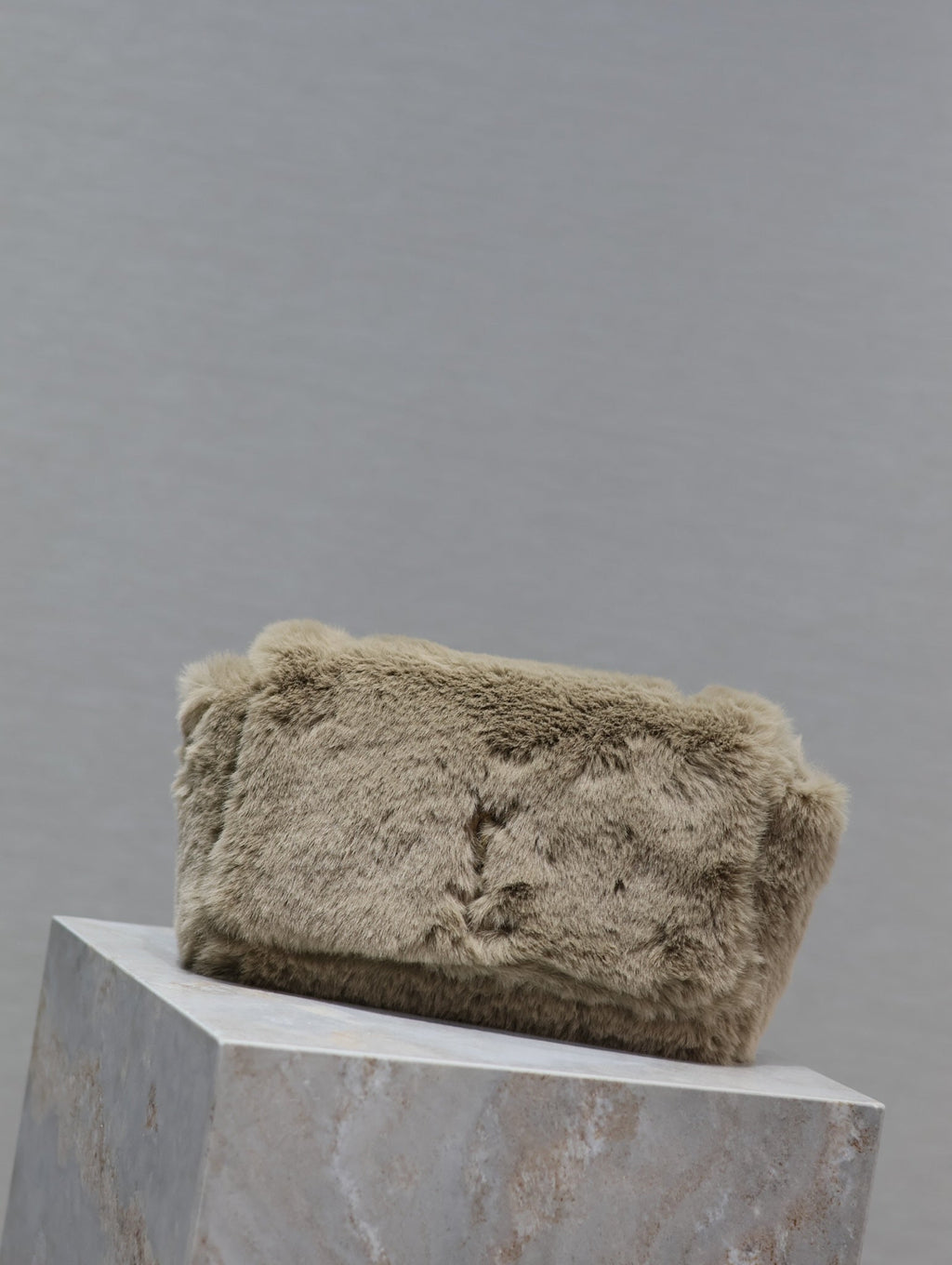 SAC KATE PETIT 22 POUCES EN FOURRURE DE LAPIN BEIGE ÉCRU ET CHAÎNE DORÉE