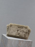 SAC KATE PETIT 22 POUCES EN FOURRURE DE LAPIN BEIGE ÉCRU ET CHAÎNE DORÉE