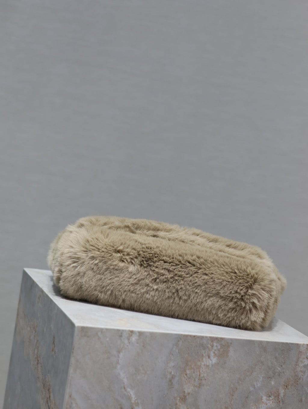 SAC KATE PETIT 22 POUCES EN FOURRURE DE LAPIN BEIGE ÉCRU ET CHAÎNE DORÉE