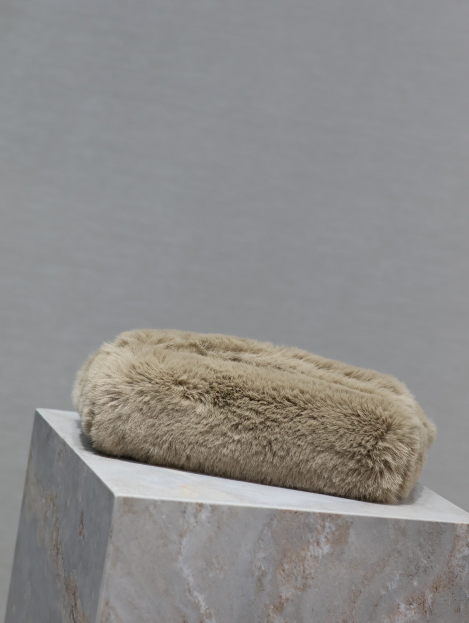 SAC KATE PETIT 22 POUCES EN FOURRURE DE LAPIN BEIGE ÉCRU ET CHAÎNE DORÉE