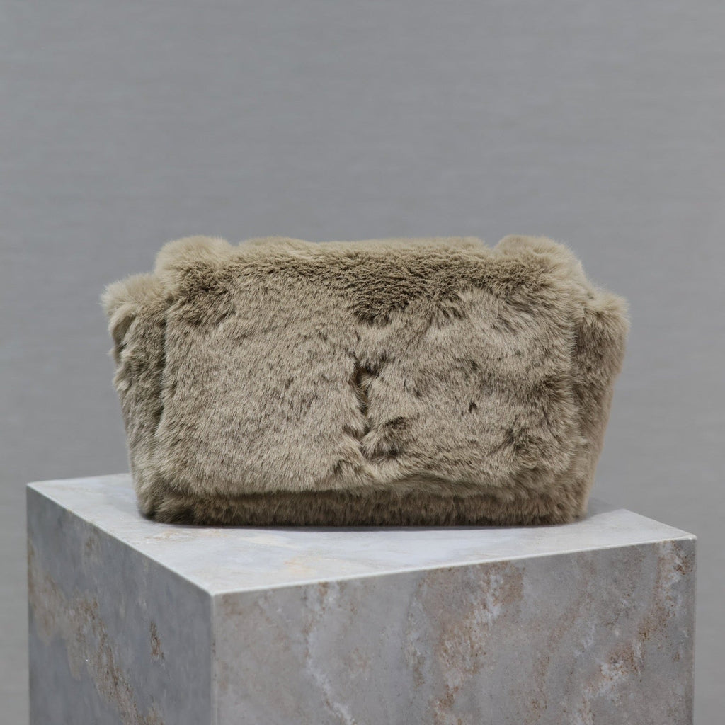 SAC KATE PETIT 22 POUCES EN FOURRURE DE LAPIN BEIGE ÉCRU ET CHAÎNE DORÉE