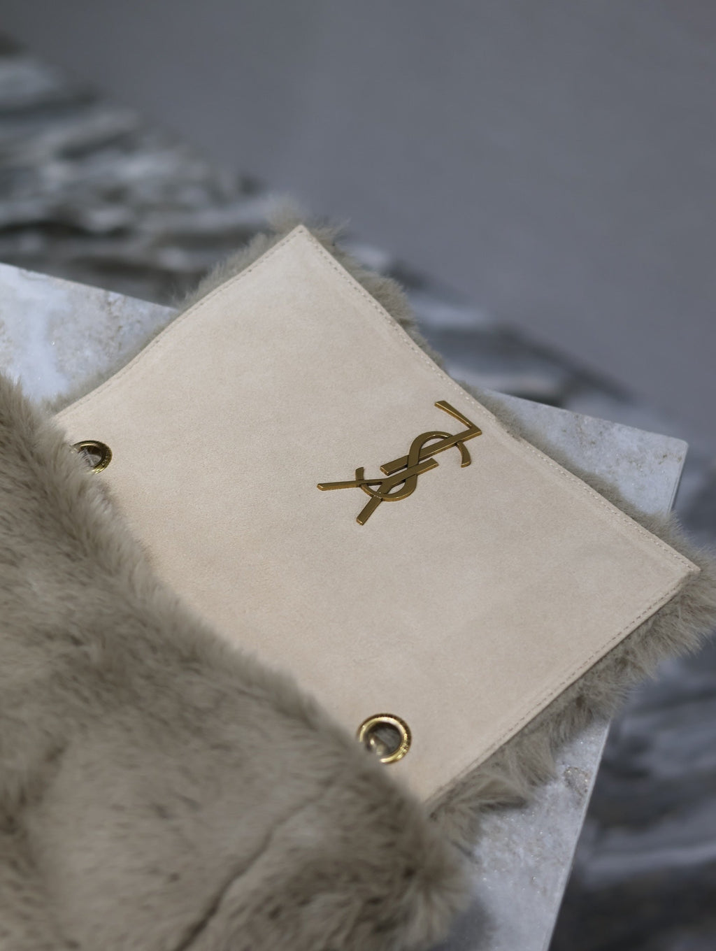 SAC KATE PETIT 22 POUCES EN FOURRURE DE LAPIN BEIGE ÉCRU ET CHAÎNE DORÉE