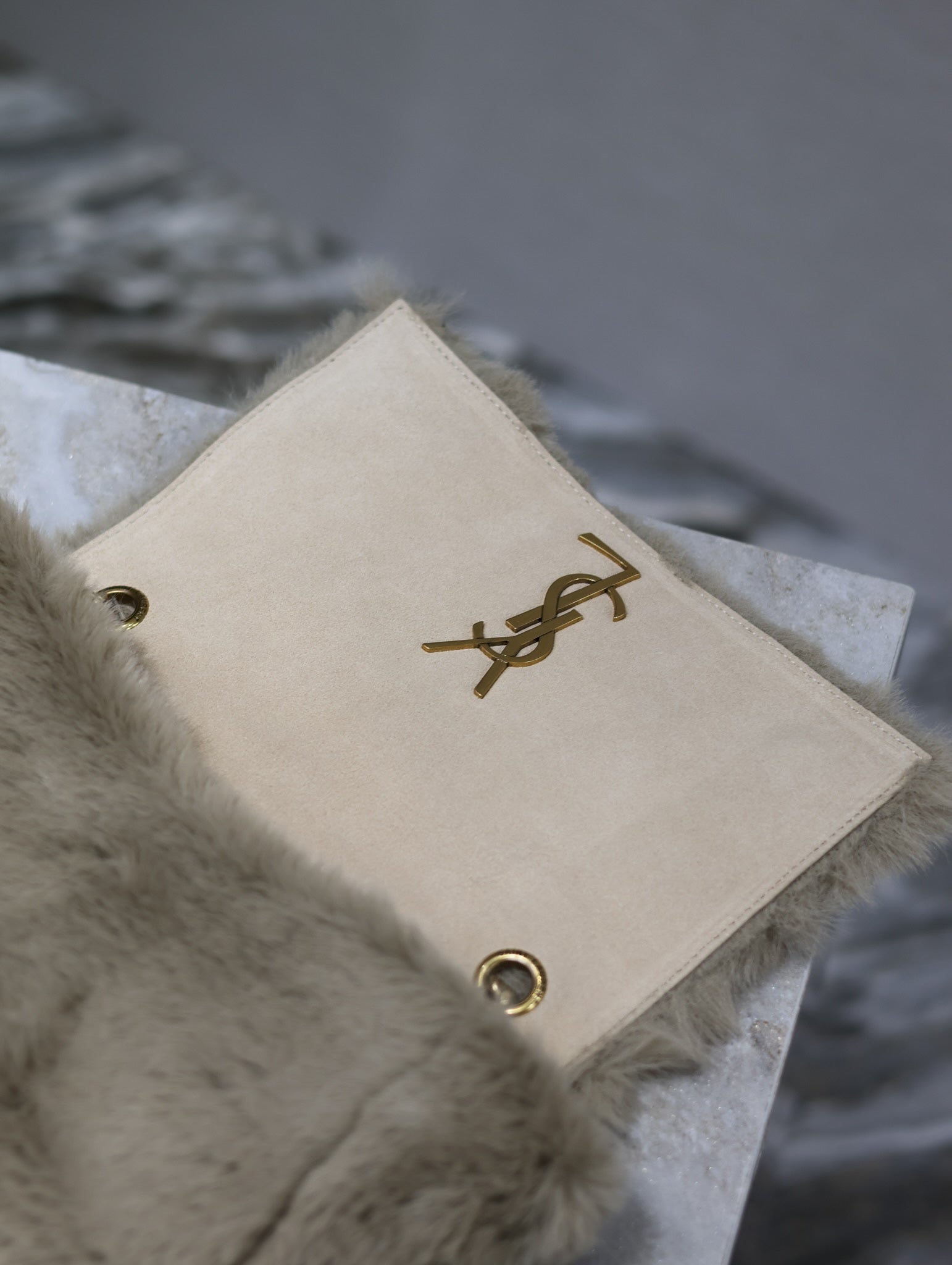 SAC KATE PETIT 22 POUCES EN FOURRURE DE LAPIN BEIGE ÉCRU ET CHAÎNE DORÉE