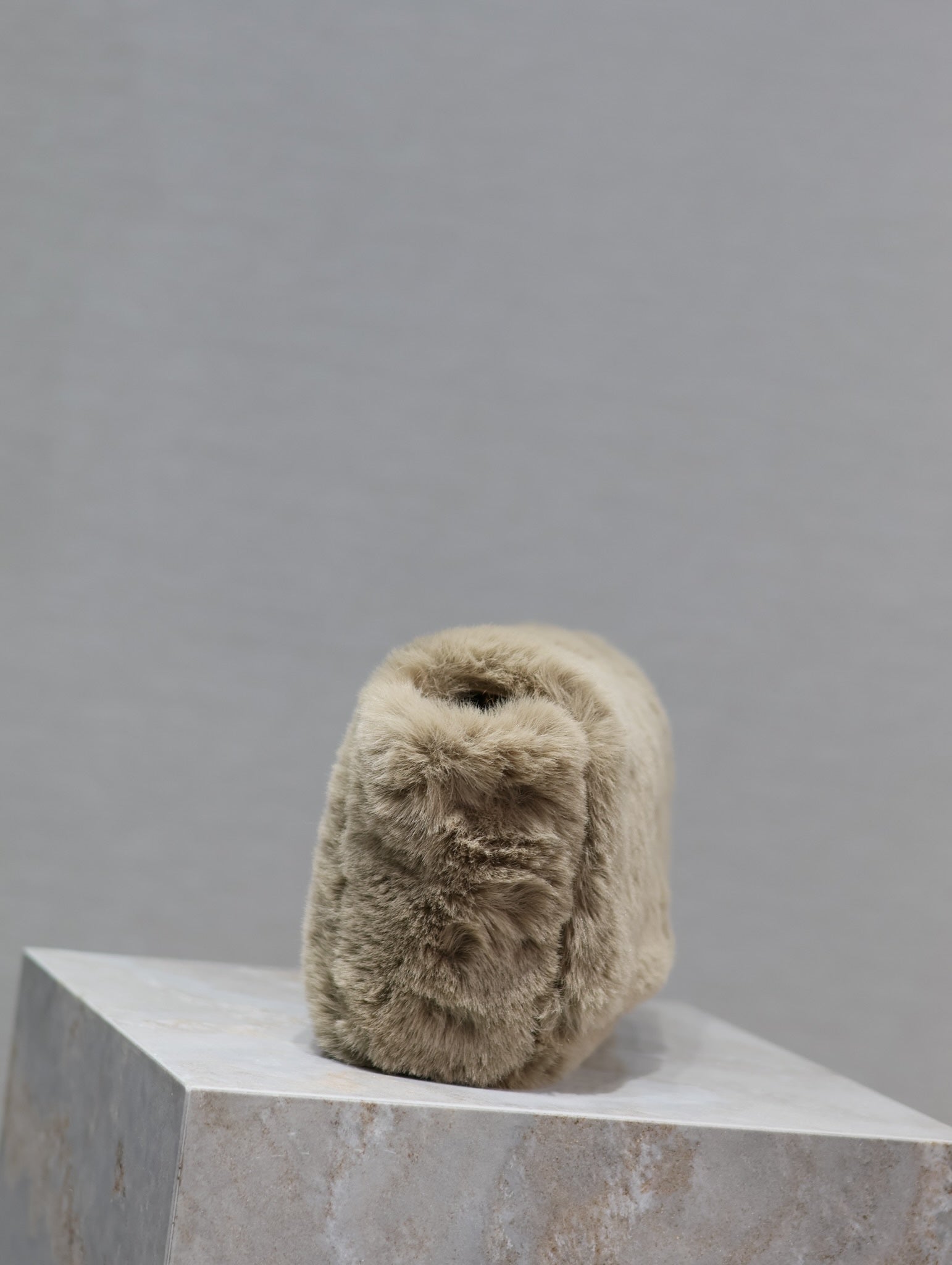 SAC KATE PETIT 22 POUCES EN FOURRURE DE LAPIN BEIGE ÉCRU ET CHAÎNE DORÉE