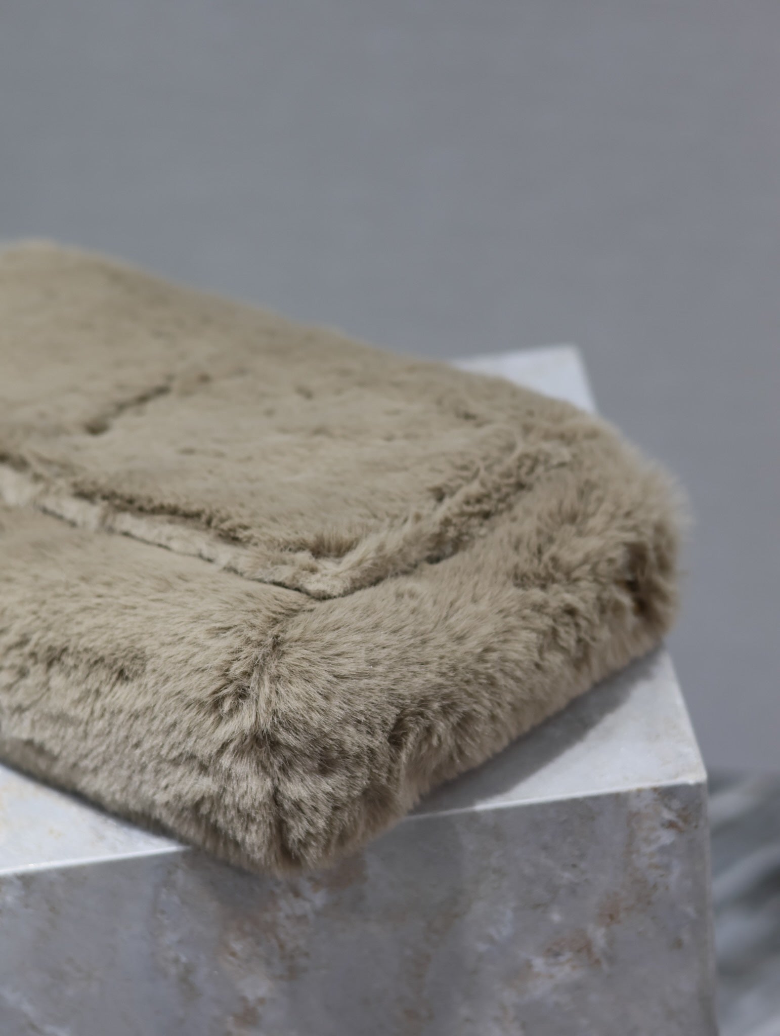 Sac à rabat Kate 28 pouces en fourrure de lapin beige écru et chaîne dorée