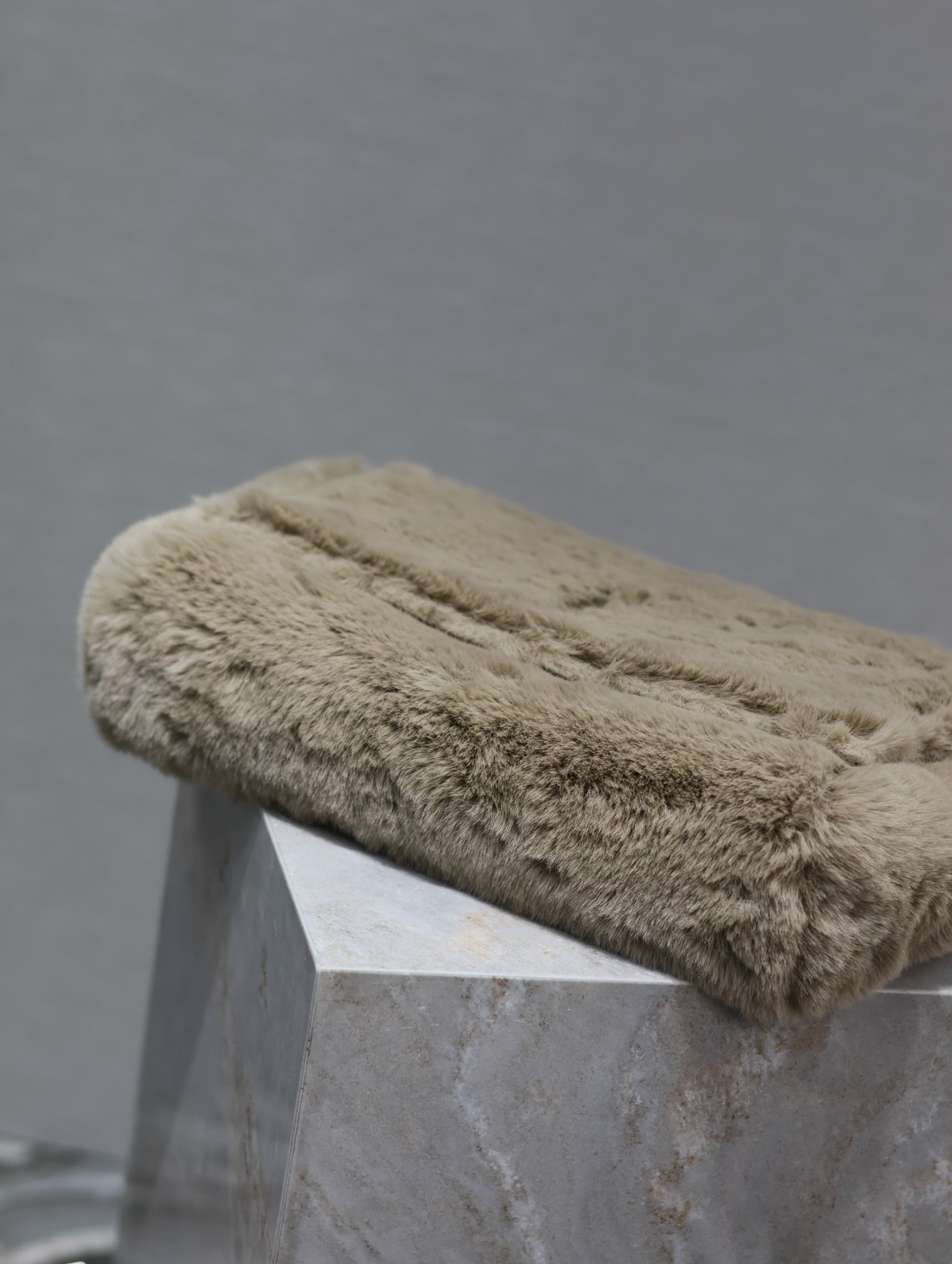 Sac à rabat Kate 28 pouces en fourrure de lapin beige écru et chaîne dorée