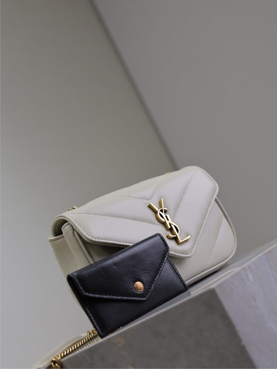 LOULOU MINI 20 EN PEAU DE MOUTON BLANC AVEC ACCESSOIRES DORÉS