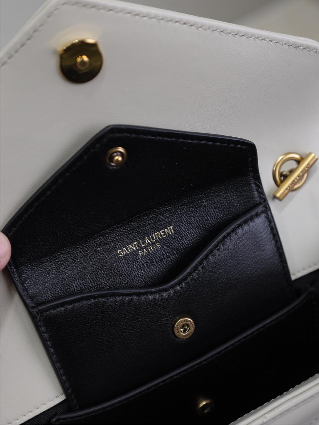 LOULOU MINI 20 EN PEAU DE MOUTON BLANC AVEC ACCESSOIRES DORÉS