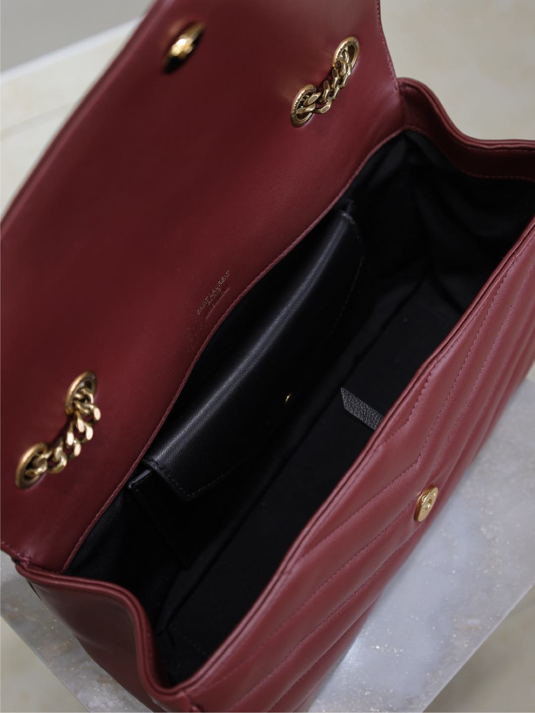 LOULOU MOYEN 29 EN PEAU DE MOUTON ROUGE BORDEAUX, FERMOIR DORÉ